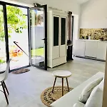 Dom wakacyjny Trendy One Bedroom House, & Lagoon